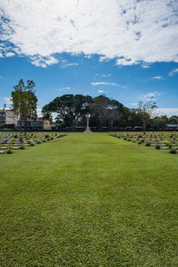 Kanchanaburi, Tayland - Aralık 2021: Kanchanaburi Savaş Mezarlığı (yerel olarak Don-Rak Savaş Mezarlığı olarak bilinir), Kanchanaburi, Tayland 'daki savaş esiri mezarlığı.
