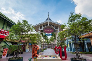 Bangkok, Tayland - Aralık 2021: Asiatique The Riverfront, Bangkok, Tayland 'da popüler bir açık hava alışveriş merkezi. Asya alışveriş merkezi manzarası ve tabela. 
