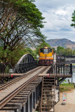 Kanchanaburi, Tayland - Aralık 2021 Kwai Köprüsü tren yolu ve demiryolu köprüsü, İkinci Dünya Savaşı 'nın tarihi simgesi olarak da bilinir..