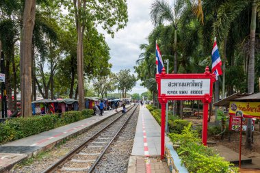 Kanchanaburi, Tayland - Aralık 2021 Kwai Köprüsü tren istasyonu, ayrıca Kanchanaburi, Tayland 'da İkinci Dünya Savaşı' nın tarihi bir simgesi olan Ölüm Demiryolu Köprüsü olarak da bilinir..