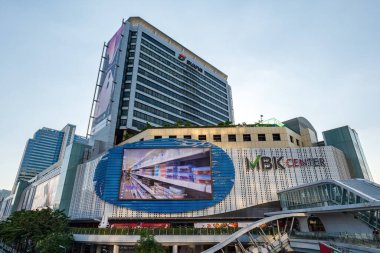 Bangkok, Tayland - Aralık 2021: MBK Center (Mahboonkrong olarak da bilinir), Tayland 'ın başkenti Bangkok' ta bulunan büyük bir alışveriş merkezidir..