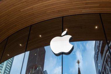 Bangkok, Tayland - Aralık 2021: Apple Store with Apple logo at Central World, Tayland 'daki ikinci ve en büyük Apple perakende satış yeri.