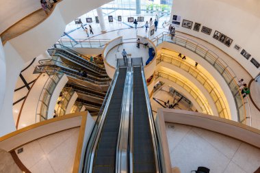 Bangkok, Tayland - Aralık 2021: Bangkok Sanat ve Kültür Merkezi mimarisi. Bangkok Sanat ve Kültür Merkezi Bangkok, Tayland 'da bir çağdaş sanat merkezidir..