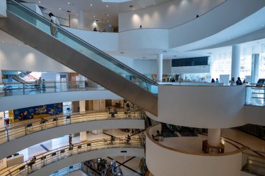 Bangkok, Tayland - Aralık 2021: Bangkok Sanat ve Kültür Merkezi mimarisi. Bangkok Sanat ve Kültür Merkezi Bangkok, Tayland 'da bir çağdaş sanat merkezidir..