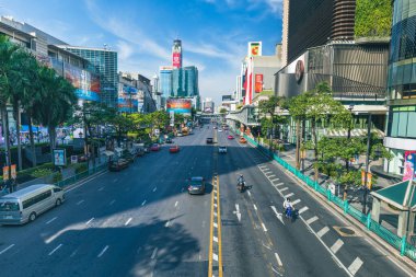 Bangkok, Tayland Aralık 2021: Tayland 'ın başkenti Siam' ın şehir merkezi çevresinde Bangkok trafiği. Bangkok şehir manzarası.