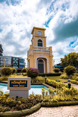 Phuket, Tayland - Aralık 2021: Phuket Town Saat Kulesi Tayland 'ın Phuket Town merkezindeki kavşakta. Phuket kasabasının bir simgesi, popüler bir turizm beldesi.. 