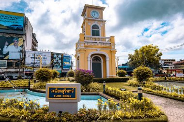 Phuket, Tayland - Aralık 2021: Phuket Town Saat Kulesi Tayland 'ın Phuket Town merkezindeki kavşakta. Phuket kasabasının bir simgesi, popüler bir turizm beldesi.. 