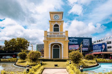 Phuket, Tayland - Aralık 2021: Phuket Town Saat Kulesi Tayland 'ın Phuket Town merkezindeki kavşakta. Phuket kasabasının bir simgesi, popüler bir turizm beldesi.. 