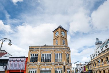 Phuket, Tayland - Aralık 2021: Phuket Town Saat Kulesi, Phuket Old Town, Tayland. Phuket 'in eski bir kasabasının simgesi, popüler bir turistik bölge.. 