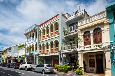 Phuket, Tayland - Aralık 2021: Phuket Old Town sokak manzaralı tarihi Phuket Town 'da renkli binalar. Phuket Old Town popüler bir turistik yerdir..