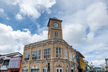 Phuket, Tayland - Aralık 2021: Phuket Town Saat Kulesi, Phuket Old Town, Tayland. Phuket 'in eski bir kasabasının simgesi, popüler bir turistik bölge.. 