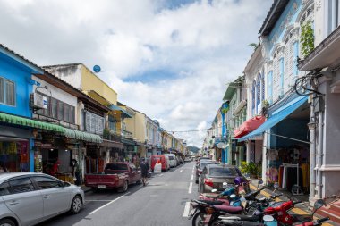 Phuket, Tayland - Aralık 2021: Phuket Old Town sokak manzaralı tarihi Phuket Town 'da renkli binalar. Phuket Old Town popüler bir turistik yerdir..