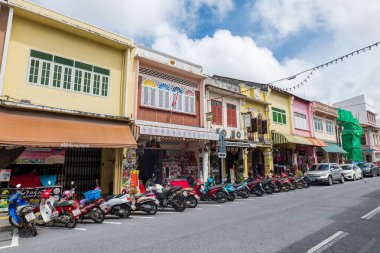 Phuket, Tayland - Aralık 2021: Phuket Old Town sokak manzaralı tarihi Phuket Town 'da renkli binalar. Phuket Old Town popüler bir turistik yerdir..