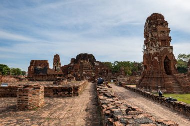 Wat Mahathat Budist tapınağı ve harabe manzarası, Tayland 'ın Ayutthaya kentindeki en önemli tarihi tapınaklardan biridir.