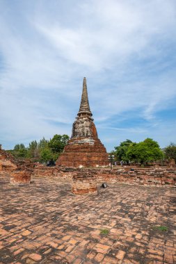 Wat Mahathat Budist tapınağı ve harabe manzarası, Tayland 'ın Ayutthaya kentindeki en önemli tarihi tapınaklardan biridir.