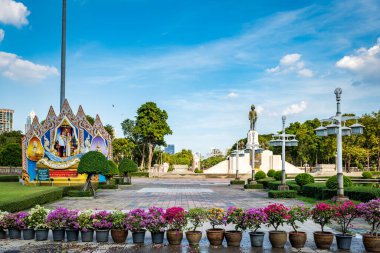 Bangkok 'taki Lumpini parkı ve Bangkok şehir merkezindeki ufuk çizgisi. Lumphini Parkı yerel halk ve turistler için popüler bir parktır..