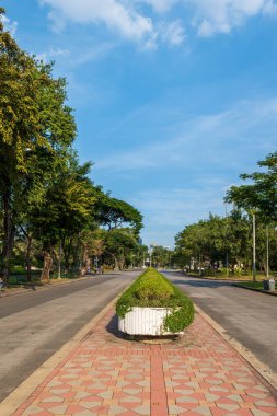 Bangkok 'taki Lumpini parkı ve Bangkok şehir merkezindeki ufuk çizgisi. Lumphini Parkı yerel halk ve turistler için popüler bir parktır..