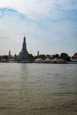 Wat Arun, Tayland Chao Phraya nehrinin kıyısındaki Bangkok 'ta bir Budist tapınağı. Wat Arun 'un merkezi Tayland' ın en bilinen simgelerinden biridir.