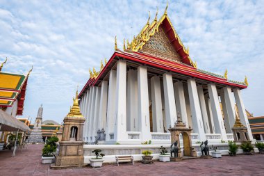 Wat Pho, diğer bir deyişle Wat Po, Bangkok, Tayland 'daki bir UNESCO tarafından tanınan Budist tapınak kompleksi. Turistler arasında popülerdir ve Buda Tapınağı olarak da bilinir..