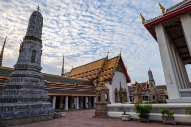 Wat Pho, diğer bir deyişle Wat Po, Bangkok, Tayland 'daki bir UNESCO tarafından tanınan Budist tapınak kompleksi. Turistler arasında popülerdir ve Buda Tapınağı olarak da bilinir..