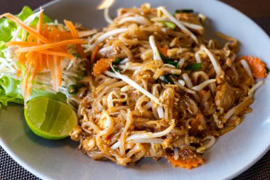 Pad Thai, Tayland usulü kızarmış erişte ve tavuk. Tayland mutfağının seçici odaklı yakın plan fotoğrafı.