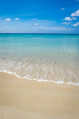 Plajda berrak su, beyaz ve altın rengi kum, mavi gökyüzü, tropikal tatil bölgesinde. Phuket, Tayland 'daki Kata plajı, kopyalanmış bir fotoğraf..
