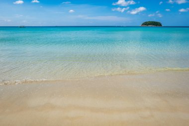 Plajda berrak su, beyaz ve altın rengi kum, mavi gökyüzü, tropikal tatil bölgesinde. Phuket, Tayland 'daki Kata plajı, kopyalanmış bir fotoğraf..