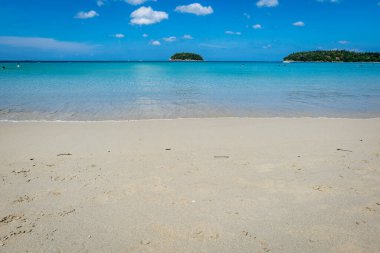 Plajda berrak su, beyaz ve altın rengi kum, mavi gökyüzü, tropikal tatil bölgesinde. Phuket, Tayland 'daki Kata plajı, kopyalanmış bir fotoğraf..