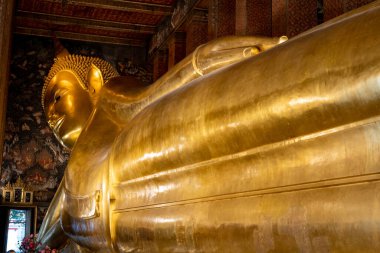 Bangkok, Tayland 'da ünlü bir Budist tapınağı kompleksi olan Wat Pho' da uzanan Buda heykeli.