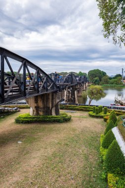 Kwai Köprüsü, aynı zamanda Ölüm Demiryolu Köprüsü olarak da bilinir, 2. Dünya Savaşı 'nın tarihi simgesi, Kanchanaburi, Tayland.