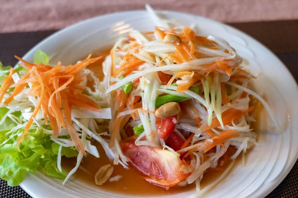パパイヤサラダ パパイヤの果物とタイスタイルのサラダ タイ料理の写真は 選択的な焦点でクローズアップ — ストック写真