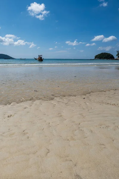 Praia Com Água Clara Com Areia Branca Dourada Céu Azul — Fotografia de Stock