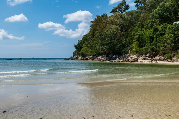 Praia Com Água Clara Com Areia Branca Dourada Céu Azul — Fotografia de Stock