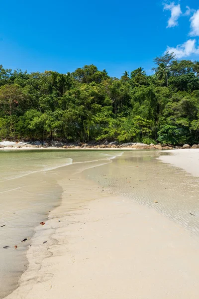 Plajda berrak su, beyaz ve altın rengi kum, mavi gökyüzü, tropikal tatil bölgesinde. Phuket, Tayland 'daki Kata plajı, kopyalanmış bir fotoğraf..