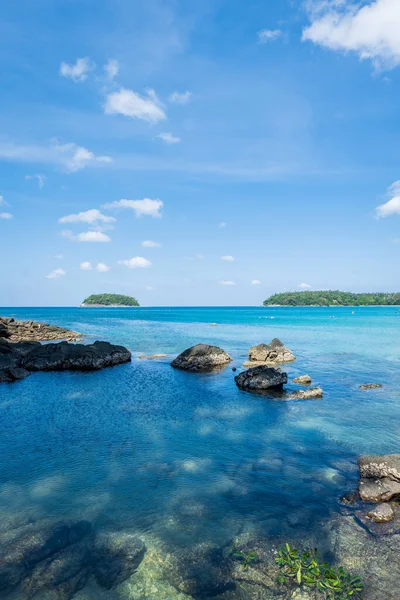 Praia Com Água Clara Com Areia Branca Dourada Céu Azul — Fotografia de Stock