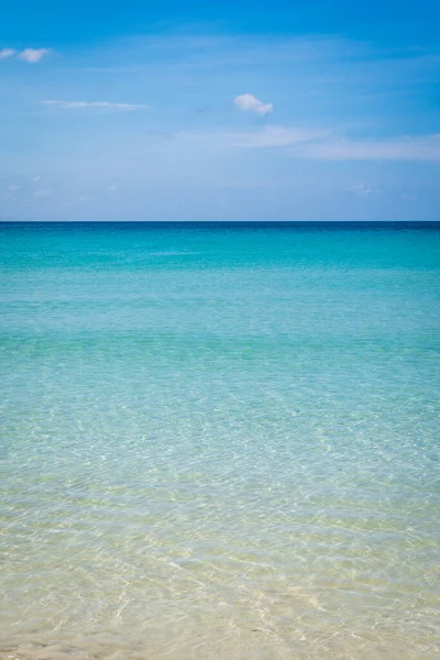 Plajda berrak su, beyaz ve altın rengi kum, mavi gökyüzü, tropikal tatil bölgesinde. Phuket, Tayland 'daki Kata plajı, kopyalanmış bir fotoğraf..