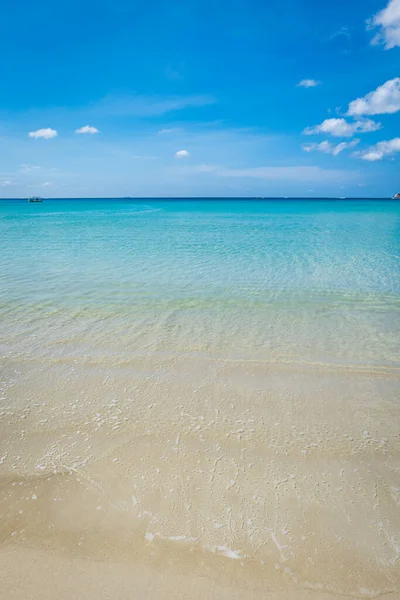 海滩上有清澈的海水 白金相间的沙滩 热带度假区 泰国普吉的Kata海滩 一张带有复制空间的照片 — 图库照片
