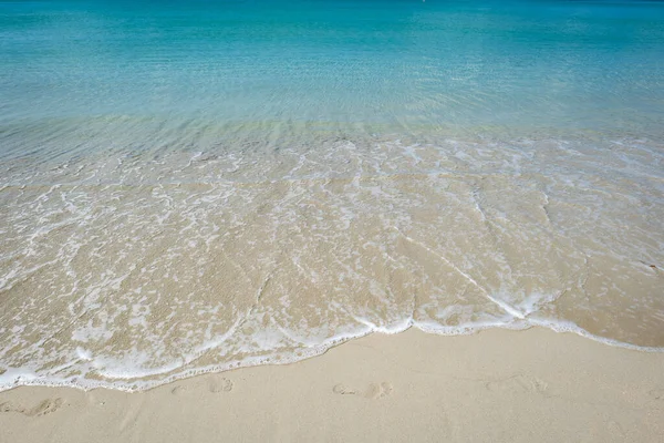 白と黄金の砂 青い空 熱帯の休暇エリアで澄んだ水とビーチ タイのプーケット島のカタビーチ コピースペースのある写真 — ストック写真