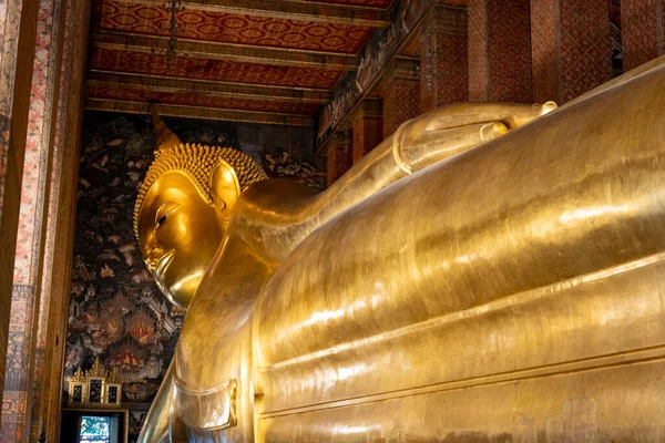 Bangkok, Tayland 'da ünlü bir Budist tapınağı kompleksi olan Wat Pho' da uzanan Buda heykeli.
