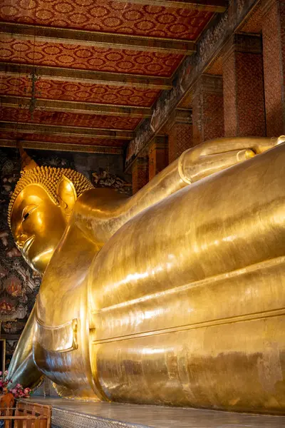Bangkok, Tayland 'da ünlü bir Budist tapınağı kompleksi olan Wat Pho' da uzanan Buda heykeli.