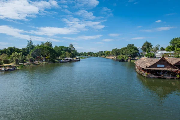 泰国关卡那布里的葵江 从著名的 历史性的死亡铁路桥上观看 — 图库照片