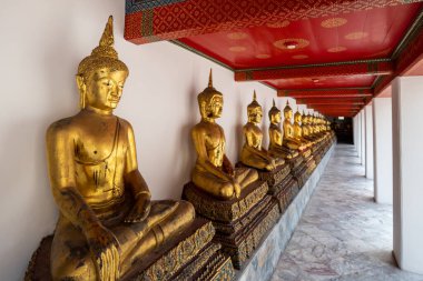 Wat Arun tapınağındaki Buda altın heykeli portresi. Bangkok, Tayland. Wat Arun tapınağı Bangkok, Tayland 'da ünlü bir simgedir..