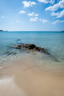 Phuket Adası 'ndaki Patong Sahili, Tayland' ın Phuket Adası 'ndaki tatil köyünün en popüler plajı. Patong plaj manzarası tatil, tatil, seyahat