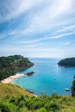 Phuket 'teki Yanui plajı, Tayland' ın Phuket Adası 'nın en küçük ve en güney plajı. Şnorkelle yüzmek ve kano yapmakla ünlüdür..