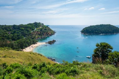 Phuket 'teki Yanui plajı, Tayland' ın Phuket Adası 'nın en küçük ve en güney plajı. Şnorkelle yüzmek ve kano yapmakla ünlüdür..