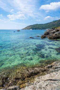 Phuket 'teki Yanui plajı, Tayland' ın Phuket Adası 'nın en küçük ve en güney plajı. Şnorkelle yüzmek ve kano yapmakla ünlüdür..