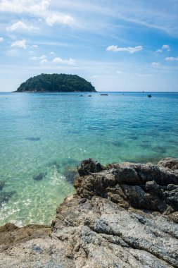Phuket 'teki Yanui plajı, Tayland' ın Phuket Adası 'nın en küçük ve en güney plajı. Şnorkelle yüzmek ve kano yapmakla ünlüdür..