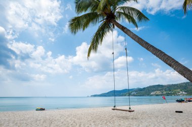 Phuket Adası 'ndaki Patong Sahili, Tayland' ın Phuket Adası 'ndaki tatil köyünün en popüler plajı. Patong plaj manzarası tatil, tatil, seyahat