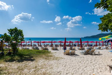 Phuket Adası 'ndaki Patong Sahili, Tayland' ın Phuket Adası 'ndaki tatil köyünün en popüler plajı. Patong plaj manzarası tatil, tatil, seyahat