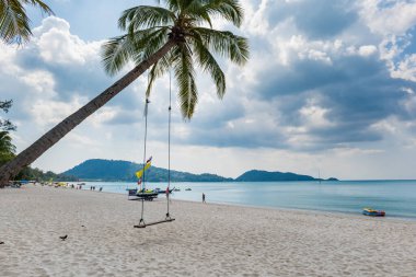 Phuket Adası 'ndaki Patong Sahili, Tayland' ın Phuket Adası 'ndaki tatil köyünün en popüler plajı. Patong plaj manzarası tatil, tatil, seyahat